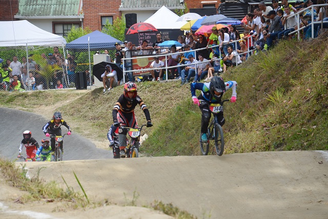 ALCALDE Y GESTORA SOCIAL EN LA PISTA DE BMX 2