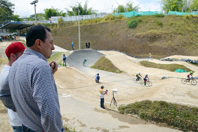 ALCALDE Y GESTORA SOCIAL EN LA PISTA DE BMX 5