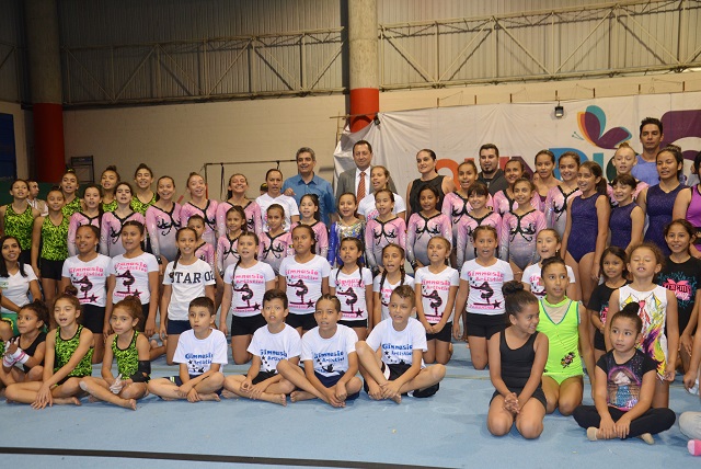 LEANDRO ALCALDE RECIBE COLISEO DE GIMNASIA DE MANOS DEL GOBERNADOR 1