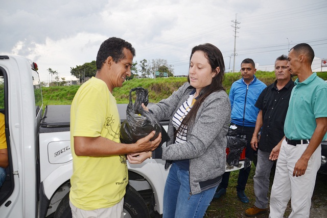 LEANDRO GESTORA SOCIAL ENTREGA AYUDAS A HABITANTES DE PUERTO RICO 1