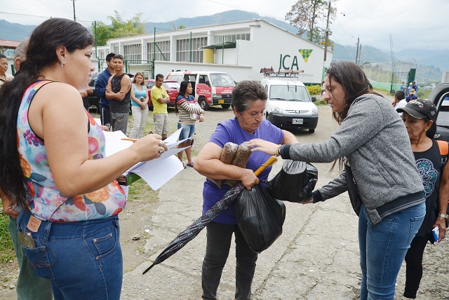 LEANDRO GESTORA SOCIAL ENTREGA AYUDAS A HABITANTES DE PUERTO RICO 2