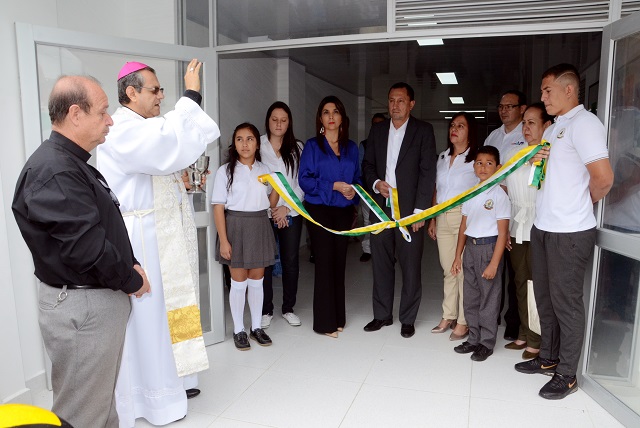 MINISTRA DE EDUCACION EN LA IE GABRIELA MISTRAL 2